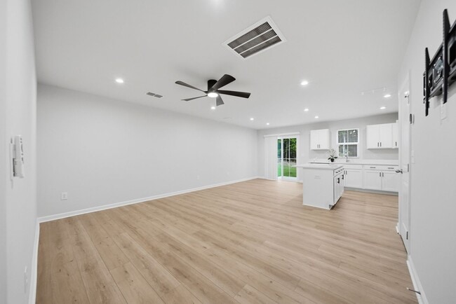 Building Photo - Modern 3 Bed 2.5 Bath Townhome in Bear Park Community