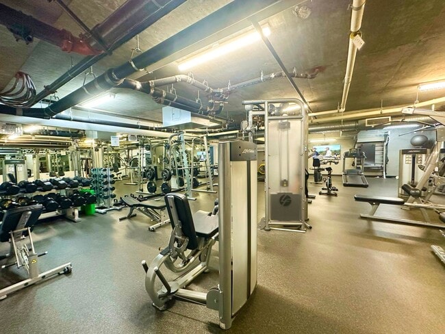 Building Photo - Welcome to this spacious studio in the hea...