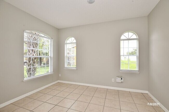 Foto del edificio - Gorgeous 4/2.5 Home with a 2 Car Garage Lo...