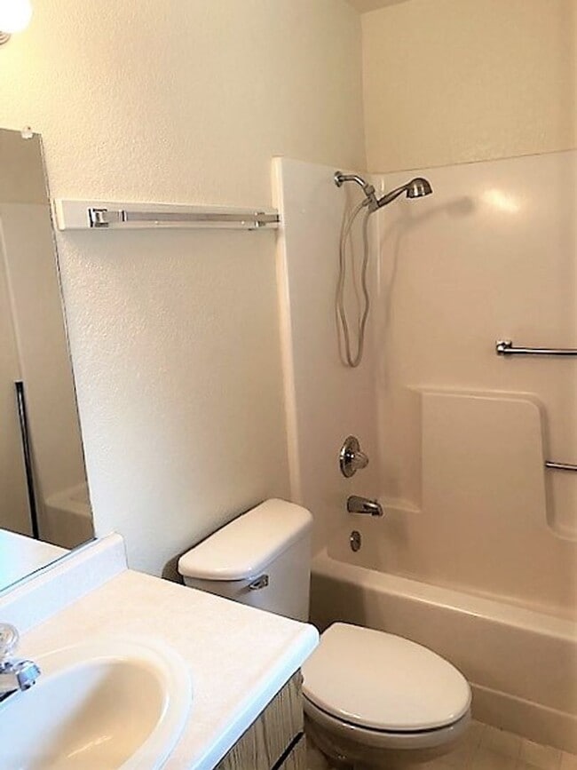 Building Photo - Cute House in N. Redding