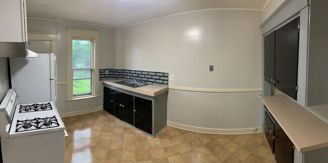 Building Photo - NW  2 BED UPPER NEAR LEONARD