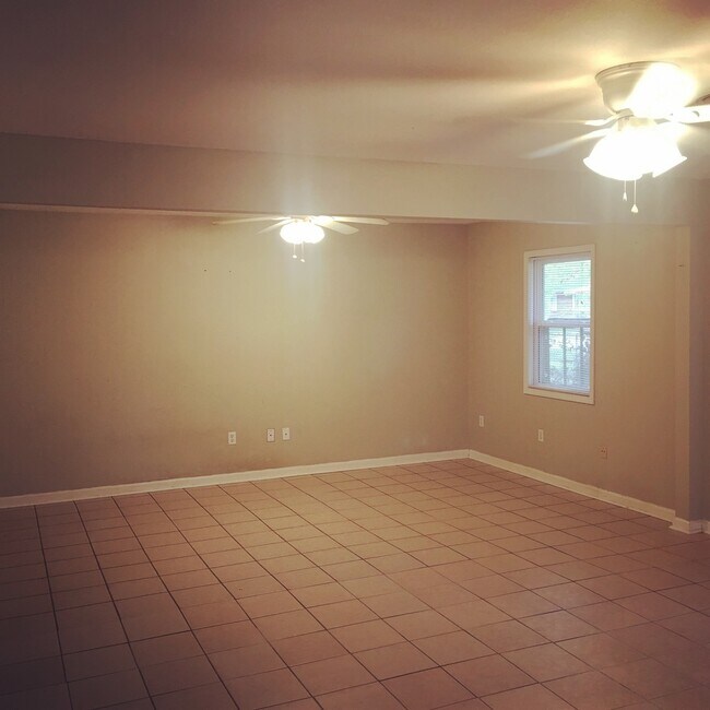 Foto del edificio - BEAUTIFUL 3/1 HOME ON HUGE DOUBLE LOT