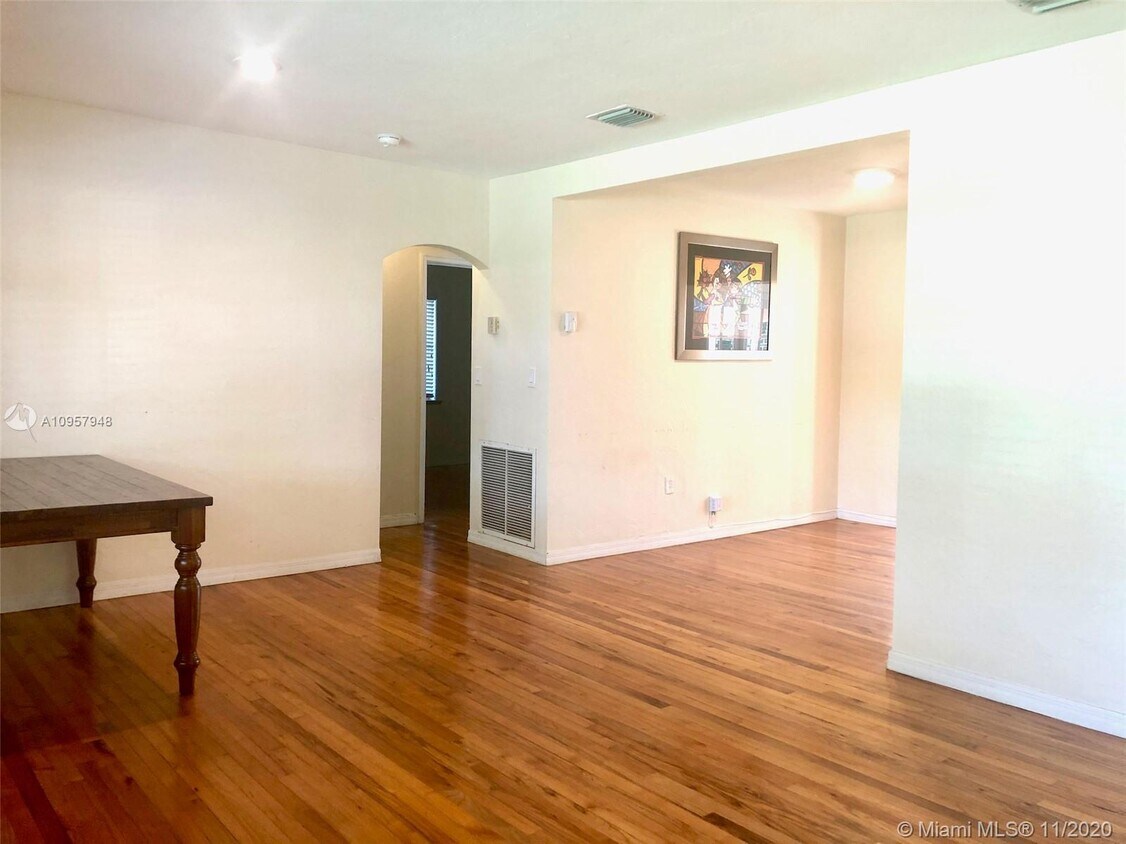 Foto principal - 5760 SW 51st St