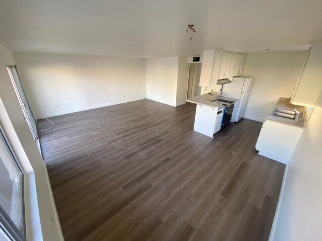Foto del edificio - 325 Monterey Blvd
