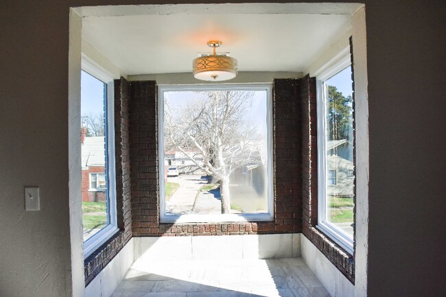 Building Photo - 1805 N Blackwelder Ave
