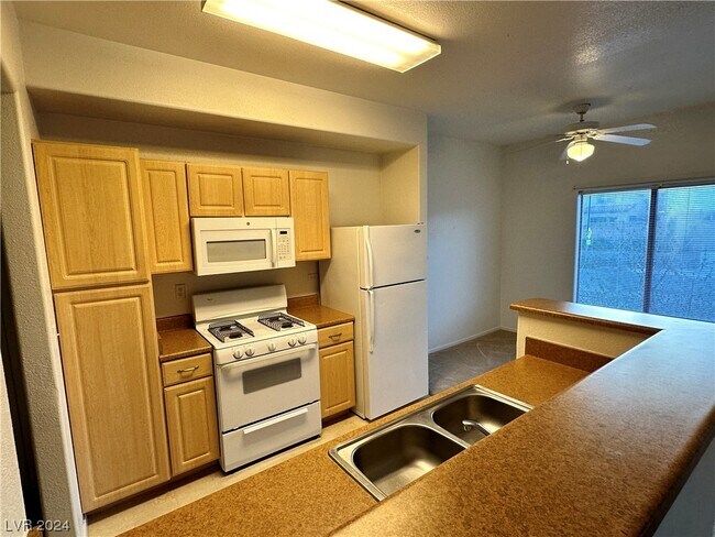 Foto del edificio - 8250 N Grand Canyon Dr