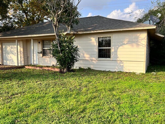 Foto del edificio - Completely Renovated, huge back yard and close to everything!