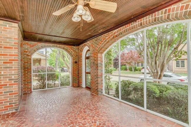 Building Photo - 1009 Myrtlewood Drive