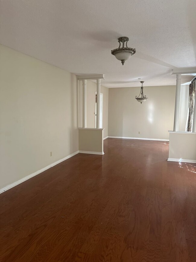 Building Photo - 3 bed 2 bath rental home in heart of Flore...