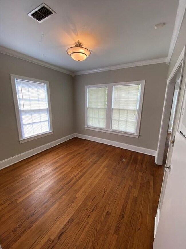 Building Photo - Adorable South Highland home