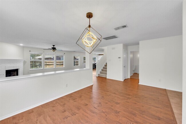 Foto del edificio - 13221 Elmhurst Dr