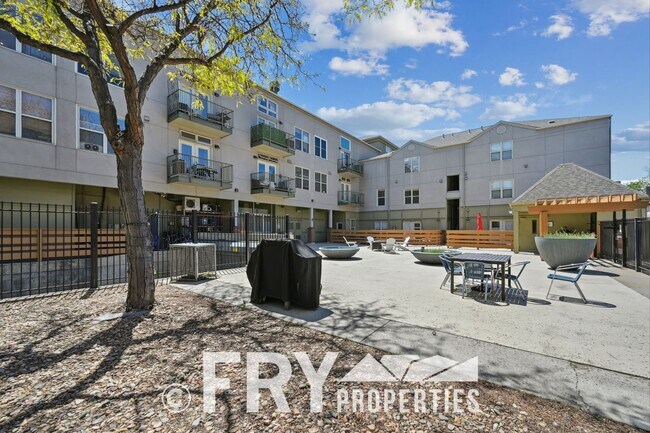 Foto del edificio - Ground Floor Condo in Great Uptown Location