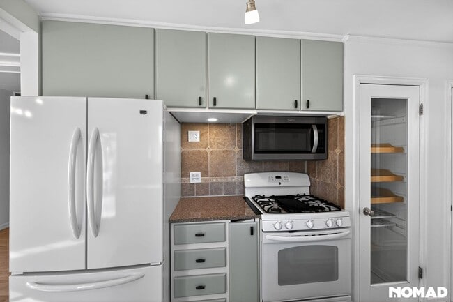 Building Photo - 876 Miller St