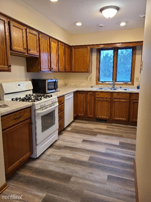 Building Photo - 3 br, 1.5 bath Townhome - 215 S. Water St.