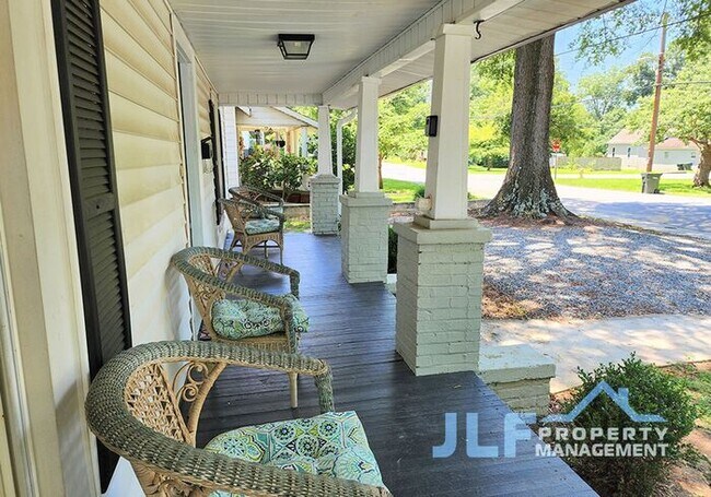 Foto del edificio - Beautiful 3/2 Ranch in Downtown Concord!