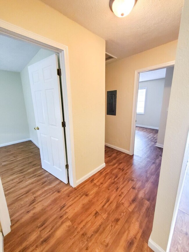 Building Photo - Bolivar MO 2 Bed 1 Bath Apartment