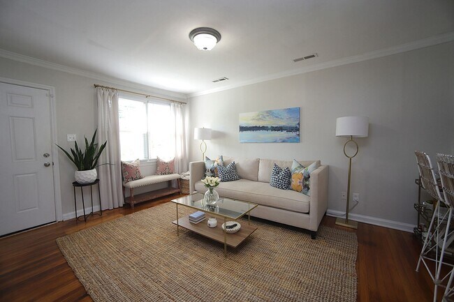 Foto del edificio - Two Bedroom Cottage in Five Points - Insid...