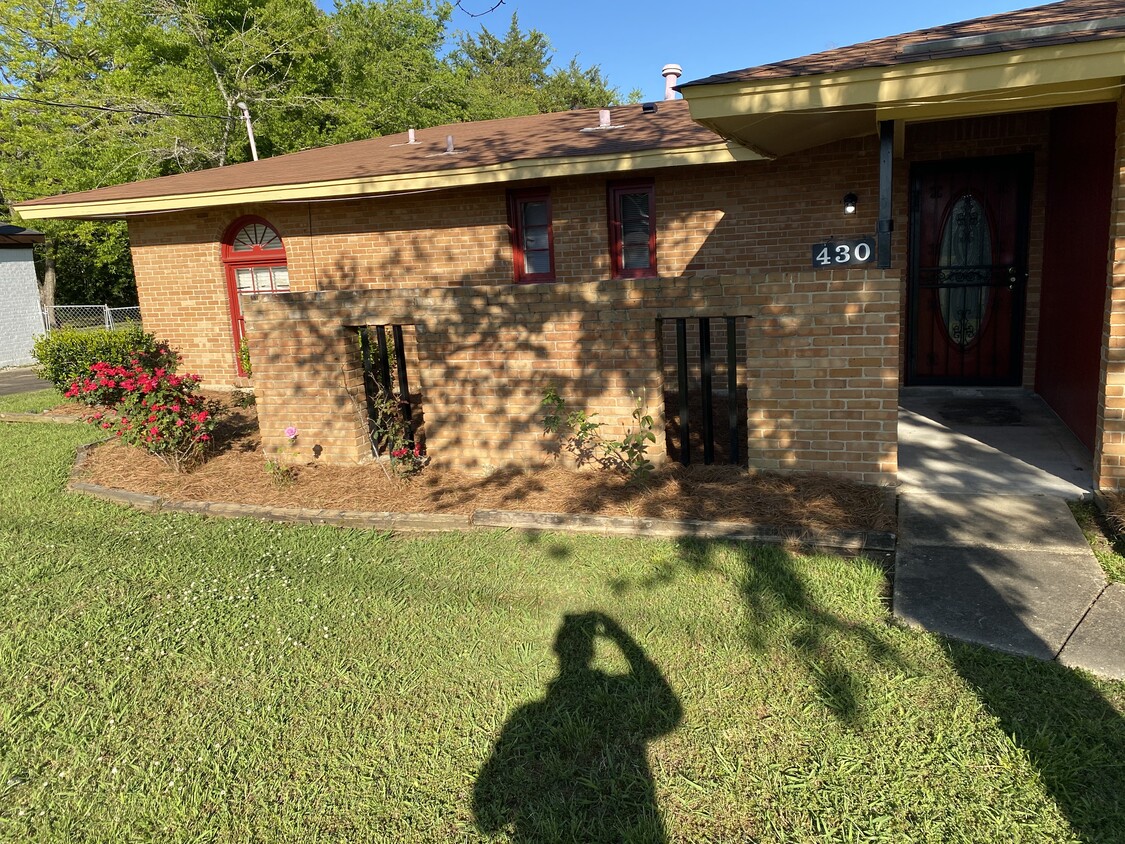 Primary Photo - 430 Green Leaf Dr