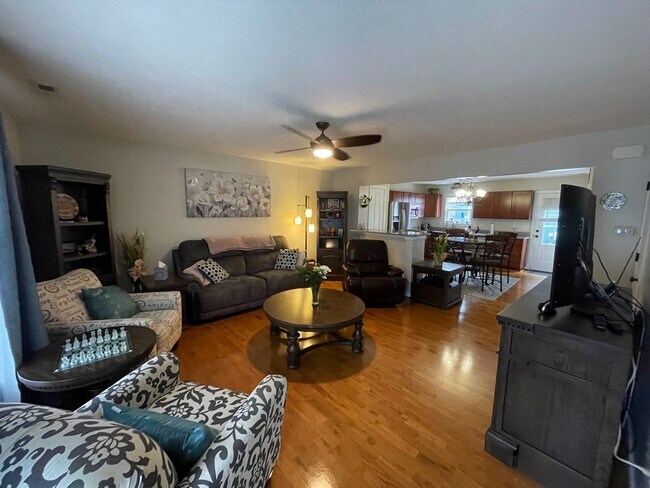Foto del edificio - Stylish Townhome with 2 Suites, Hardwood Floors, Stainless Steel Appliances, and Granite Countert...