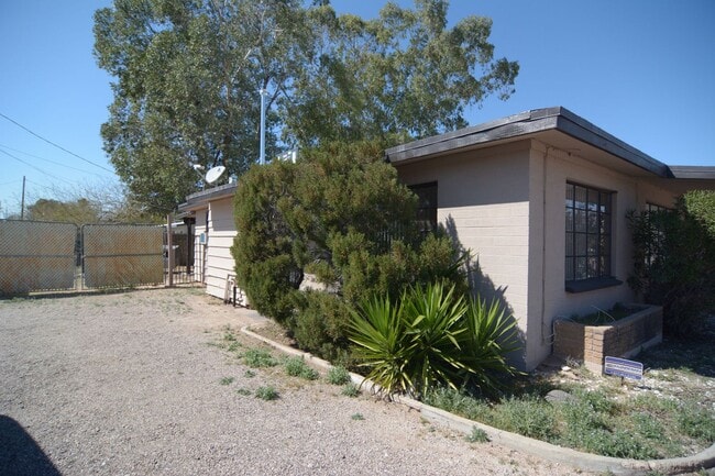 Foto del edificio - Charming 1 Bedroom 1 Bath Duplex! Great Ce...