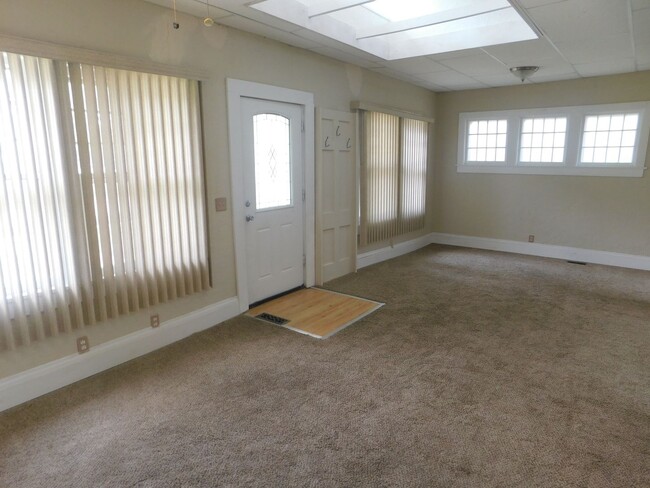Building Photo - Beautifully Remodeled 1 bedroom/1 bath Hou...