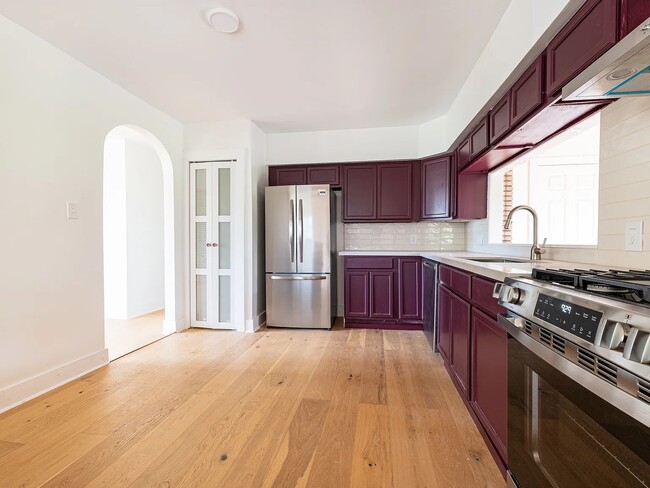 Building Photo - 300 Parish Dr