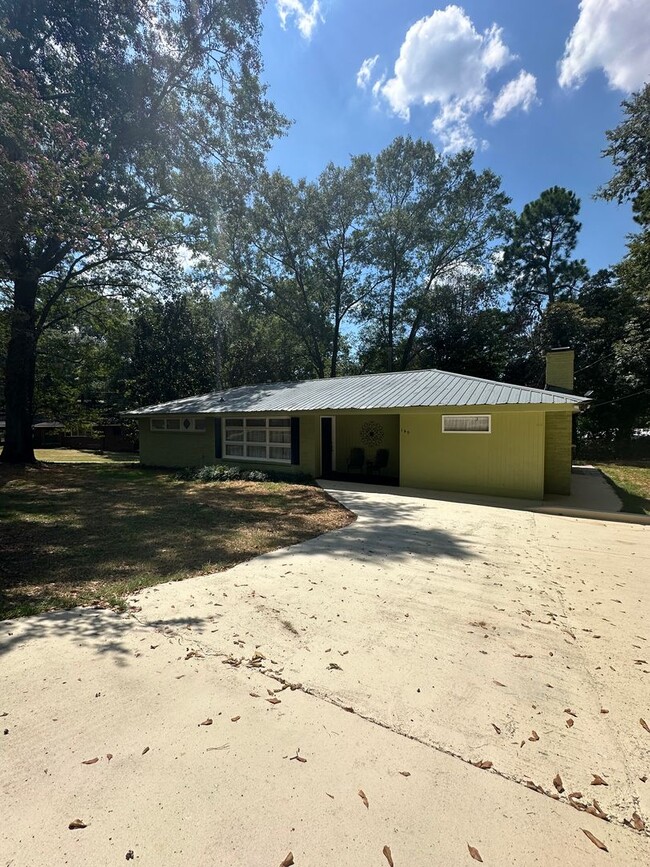 Building Photo - In-town Single Family home