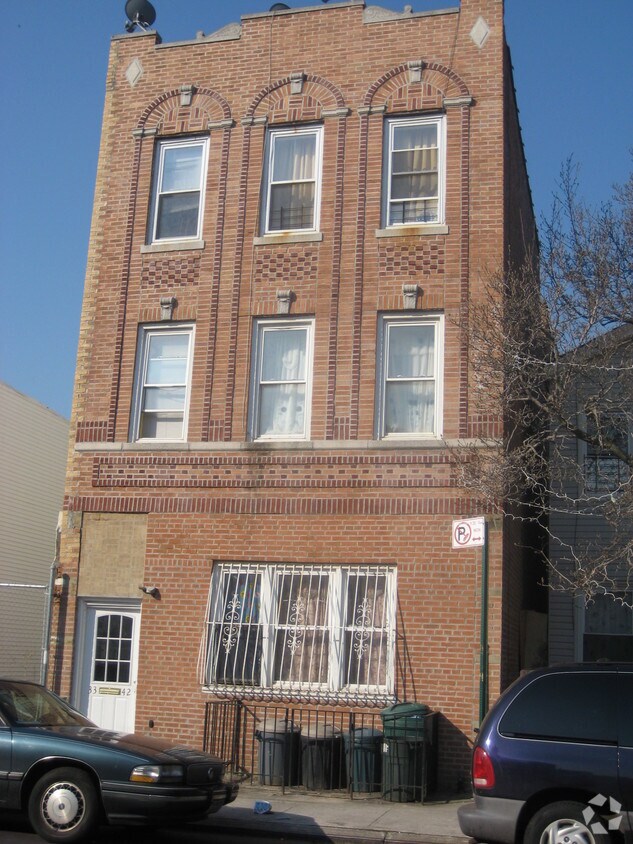 Foto principal - 33-32 103rd St