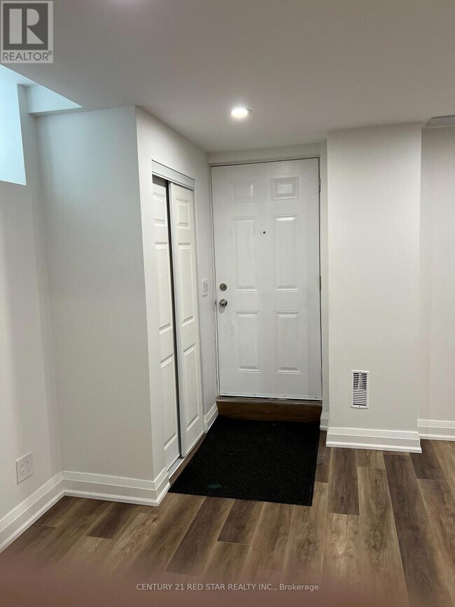 Building Photo - 1025 Holdsworth Crescent