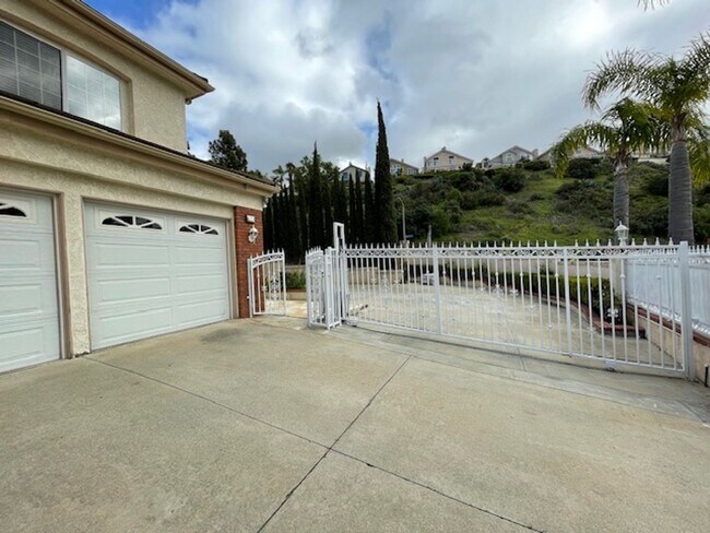 Building Photo - Home in Orange Hills
