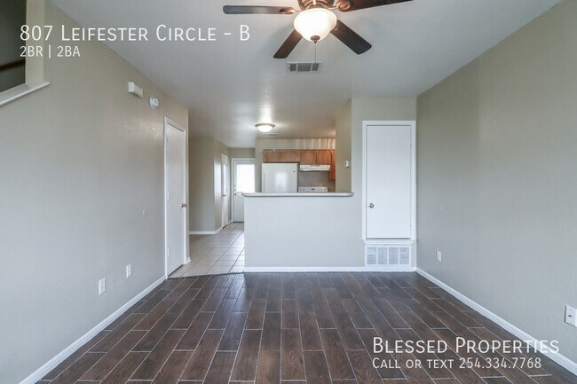 Foto del edificio - 807 Leifester Cir