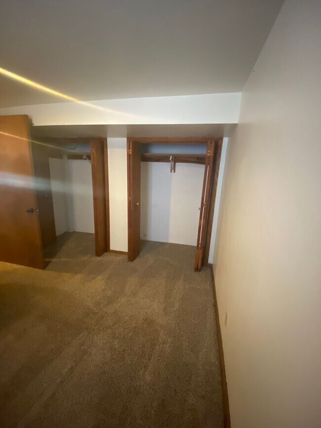 Foto del edificio - Midtown Three Bedroom Basement Space for R...