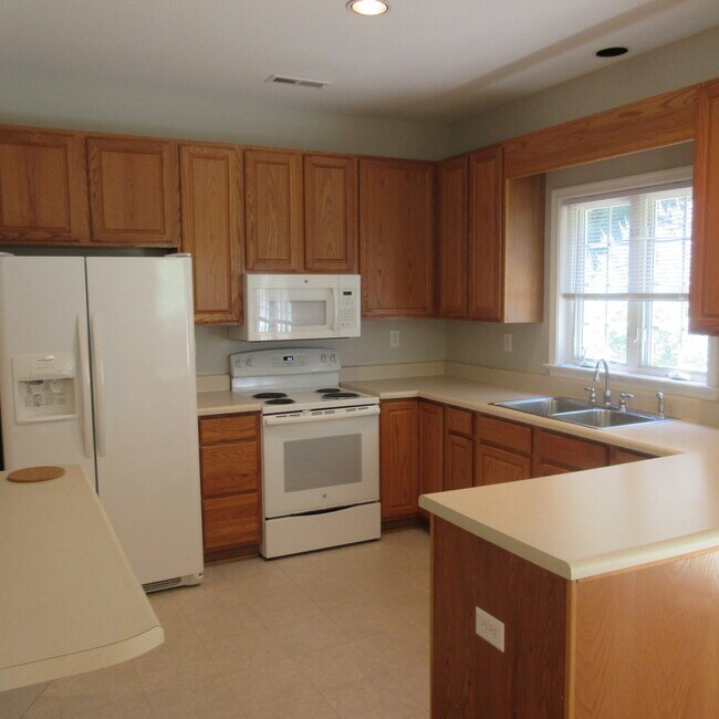 Building Photo - 2598 Ravenscroft Way