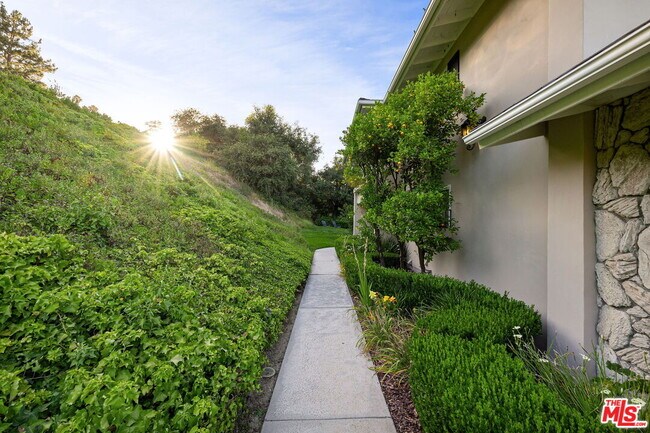 Building Photo - 1095 Linda Glen Dr