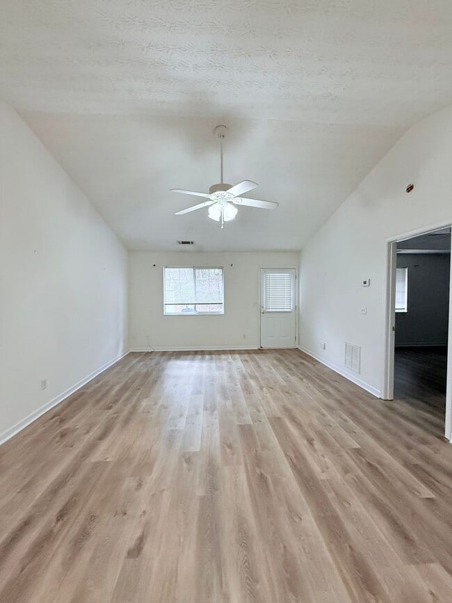 Foto del edificio - Ranch Style end unit townhome in great Gainesville location