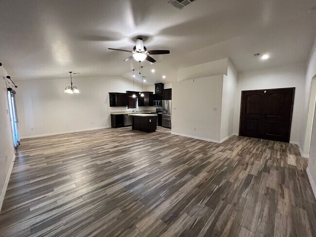 Foto del edificio - 4 BEDROOM POOL & SOLAR HOME