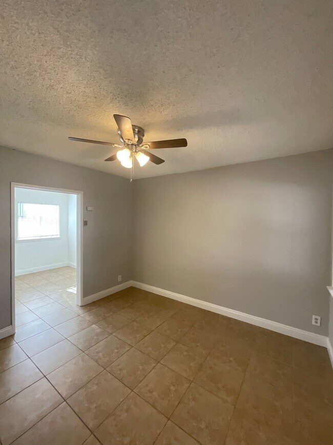 Building Photo - 7321 Jaboneria Rd