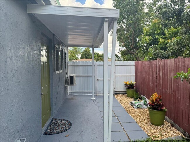 Foto del edificio - 6471 SW 27th St