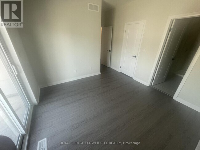 Photo du bâtiment - 25 Isherwood Ave