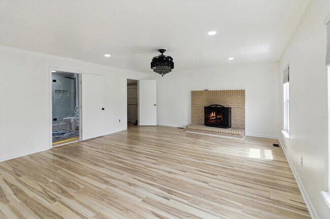 Building Photo - 5242 Cedarhurst Dr