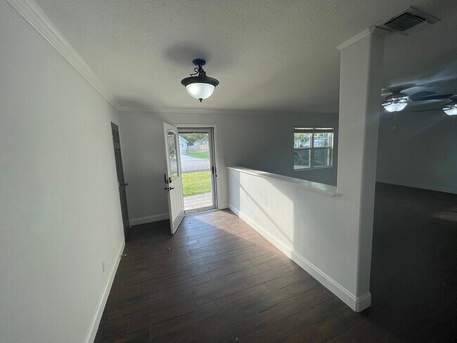 Foto del edificio - 7303 Carol Dr