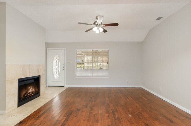 Building Photo - Charming Brick Corner Home with Spacious L...