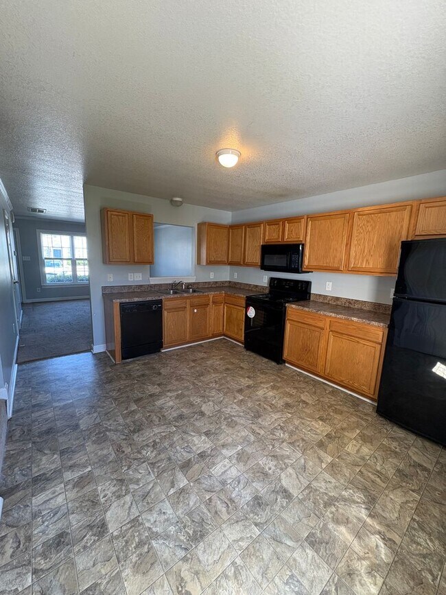 Foto del edificio - Charming two bedroom one and a half bath town home that is centrally located. Just a short drive ...