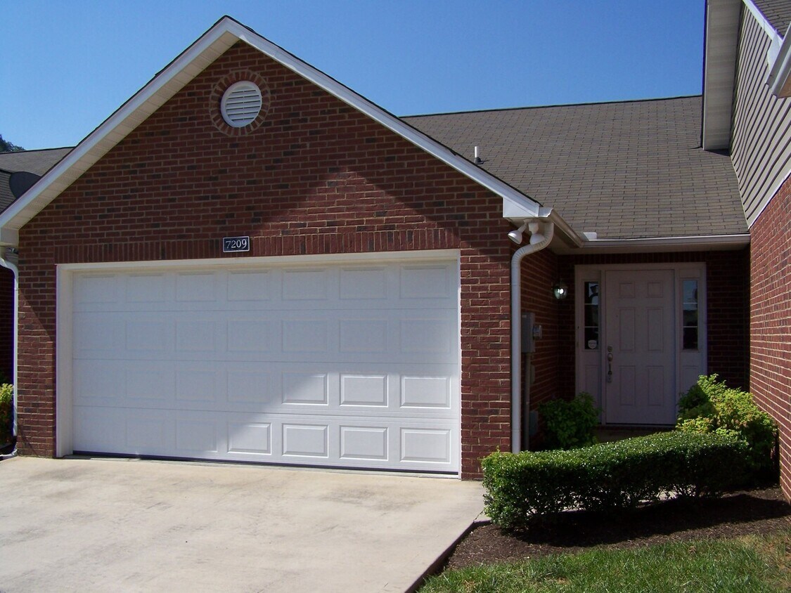 Primary Photo - Stunning 3-Bedroom Townhouse with Bonus Room & Fenced Yard in North Knoxville