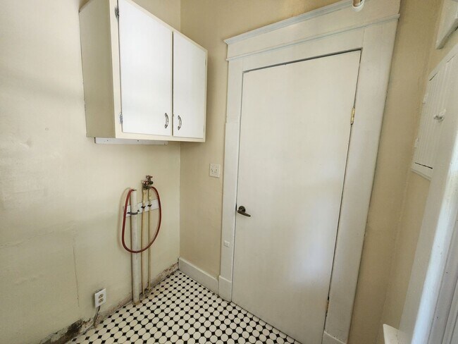 Foto del edificio - 5 Bedrooms 1.5 Bath on the Northeast side ...