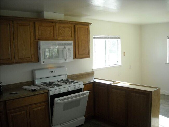 Foto del edificio - 6832 E Harvey Ave