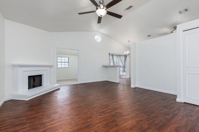 Foto del edificio - Move-in Ready 3-bed 2-bath Home in Plano's...