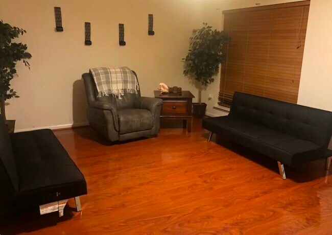 Building Photo - Hawthorne Drive (fully furnished)