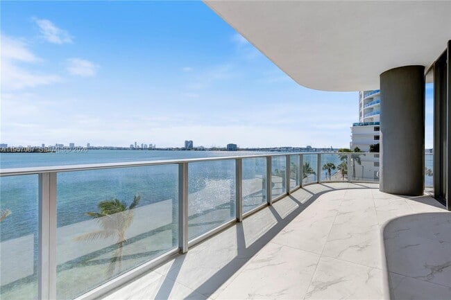 Building Photo - 700 NE 24th St