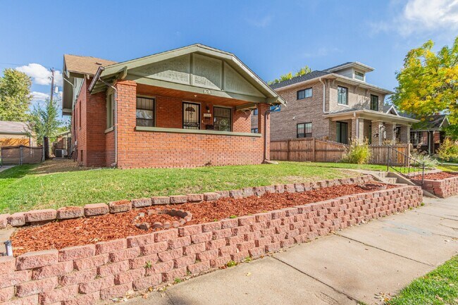 Foto del edificio - Great two bed two bath bungalow for rent i...